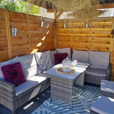 Superbe Grand Studio Tout Confort Avec Exterieur Poussan Bagian luar foto
