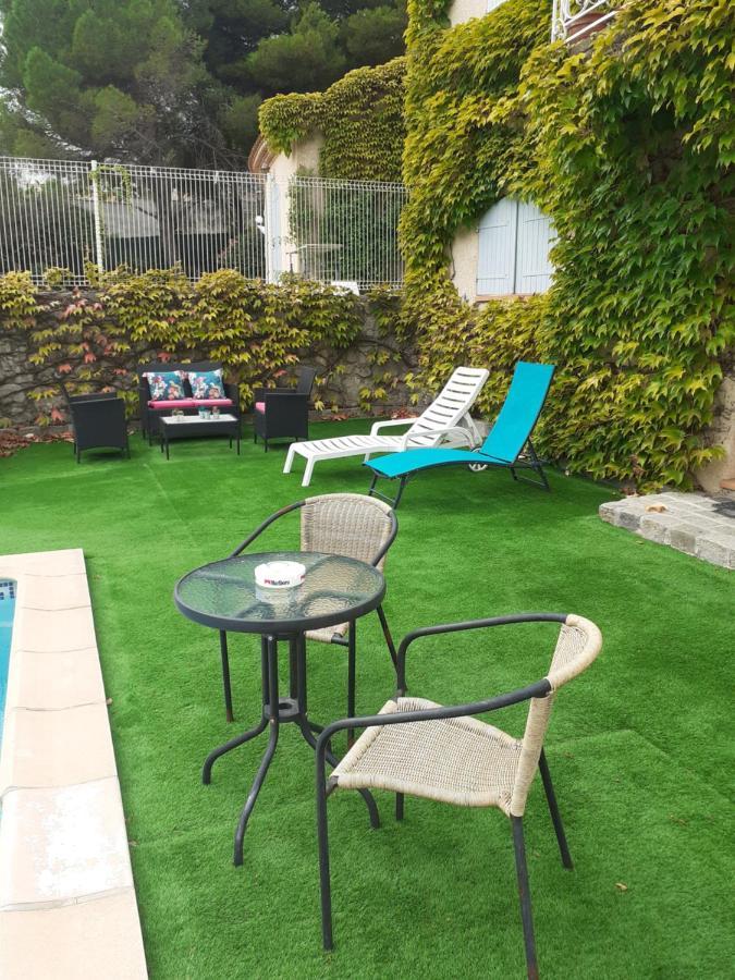 Superbe Grand Studio Tout Confort Avec Exterieur Poussan Bagian luar foto