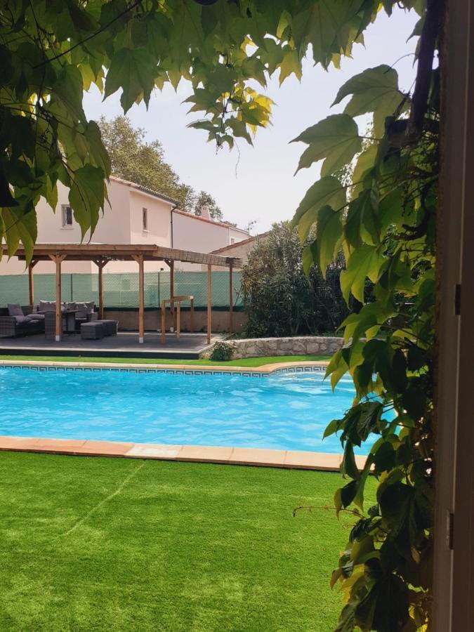 Superbe Grand Studio Tout Confort Avec Exterieur Poussan Bagian luar foto